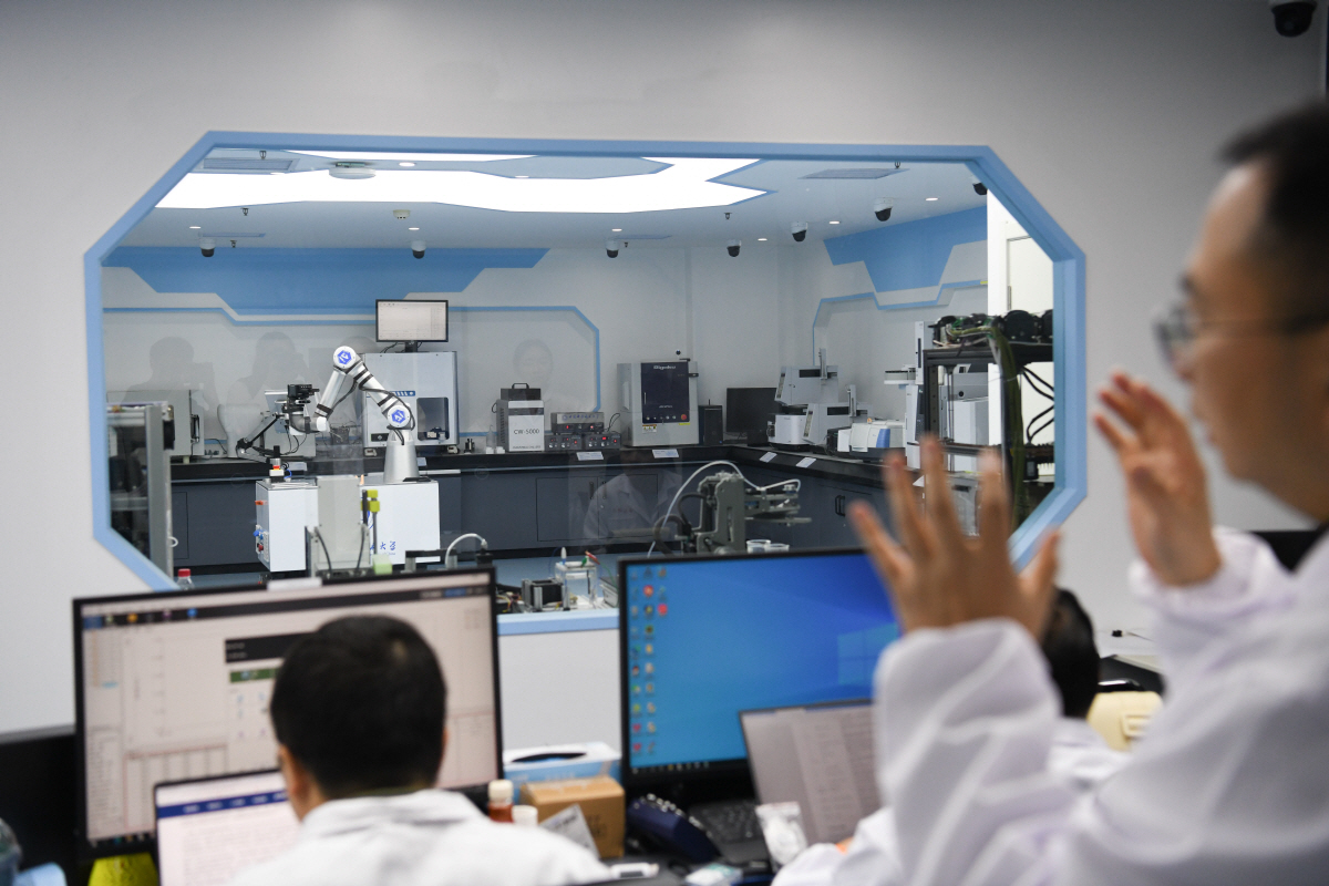 ▲중국과학기술대 연구진이 지난해 10월 23일 인공지능(AI)이 결합한 화학 실험을 하고 있다. 허페이(중국)/신화뉴시스