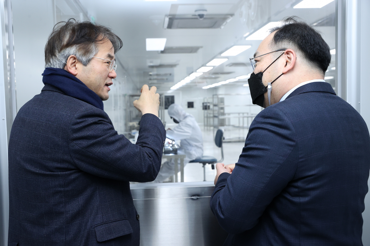 ▲이동환 고양특례시장(왼쪽)이 고양아크비즈 지식산업센터에 위치한 오스템카디오텍 본사와 생산 시설에 방문해 황완기 오스템카디오텍 경영지원총괄본부장과 주요 시설을 둘러보고 기업 운영에 필요한 제반 사항을 논의하고 있다 (사진제공=오스템임플란트)