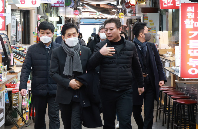 ▲김주현 금융위원장이 16일 오전 구정 설 명절을 앞두고 전통시장 (서울 종로구 통인시장)을 방문해 과일, 고기 등 명절 성수품을 직접 구입하면서 설 물가를 살펴보는 한편, 전통시장 내 소상공인들의 애로사항을 현장에서 청취헀다.
