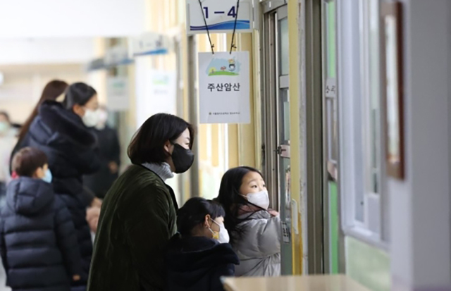 ▲지난 4일 마포구 서울염리초등학교 예비소집에 참석한 예비 초등학생과 학부모들이 교실을 둘러보고 있다.  (연합뉴스)