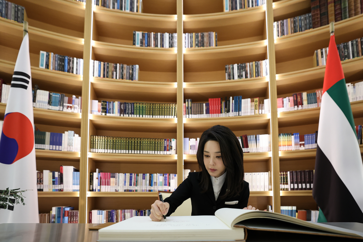 ▲윤석열 대통령과 함께 아랍에미리트(UAE)를 국빈 방문 중인 김건희 여사가 15일(현지시간) 아부다비 대통령궁 내 도서관을 찾아 방명록을 작성하고 있다. (연합뉴스)
