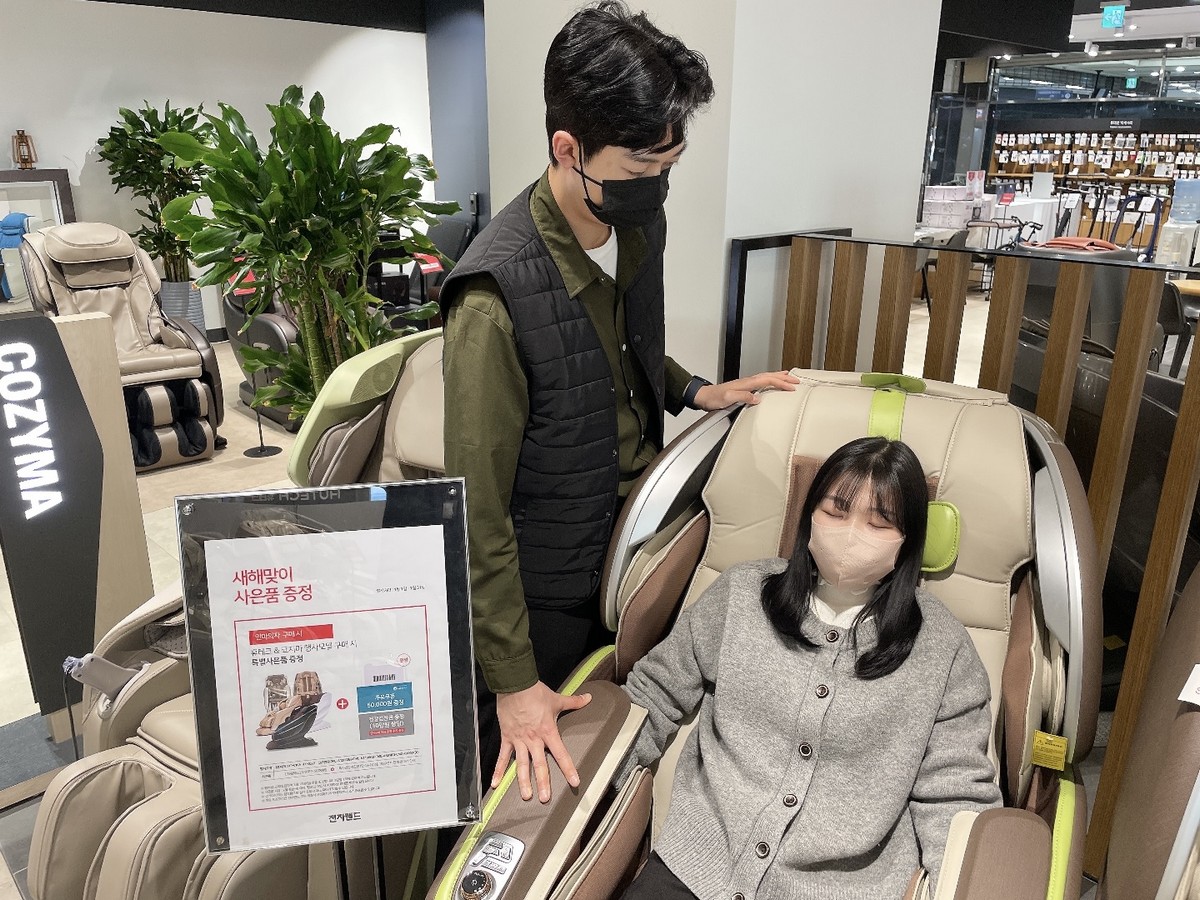 ▲전자랜드가 설 맞이 기획전에서 안마의자를 할인 판매한다. 전자랜드 파워센터 용산본점에서 고객들이 안마의자를 체험하고 있다. (사진제공=SYS리테일)