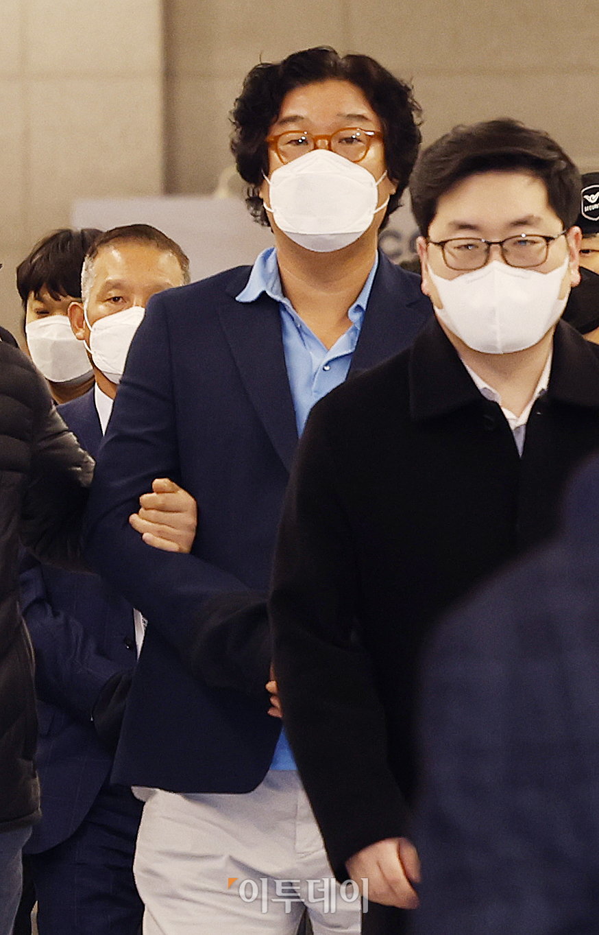 ▲수원지검으로 압송되는 김성태 전 쌍방울 회장 (조현호 기자 hyunho@)
