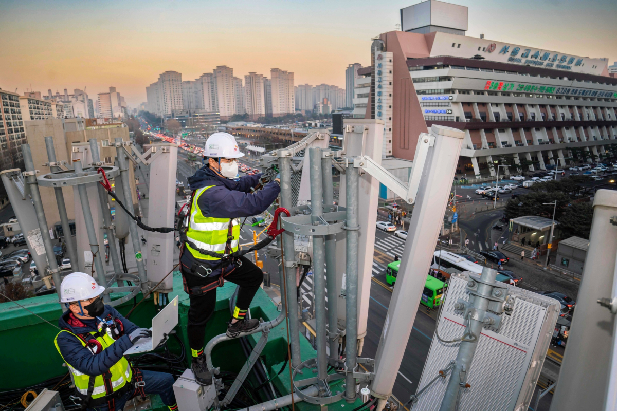 ▲이동통신 품질 관리를 위해 버스터미널 근방의 네트워크 장비를 사전 점검하고 있다.  (사진제공=SK텔레콤)