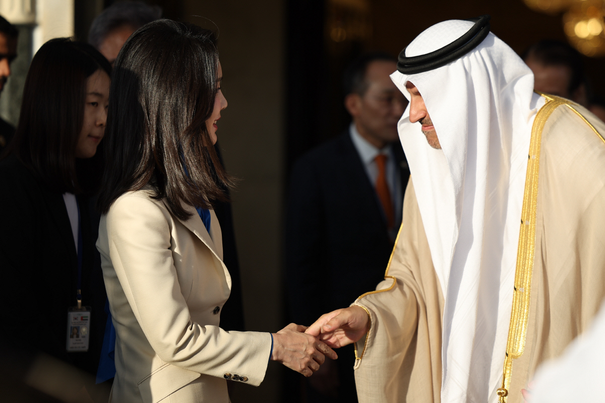▲김건희 여사가 14일(현지시간) 아랍에미리트(UAE) 아부다비 왕실공항에 도착, 영접인사와 대화하고  있다.(연합뉴스)

