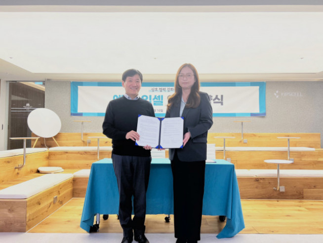 ▲(왼쪽부터) 주지현 입셀 대표와 박정은 엣진 대표가 업무 협약을 체결한 뒤, 기념 촬영을 하고 있다. (사진제공=입셀)