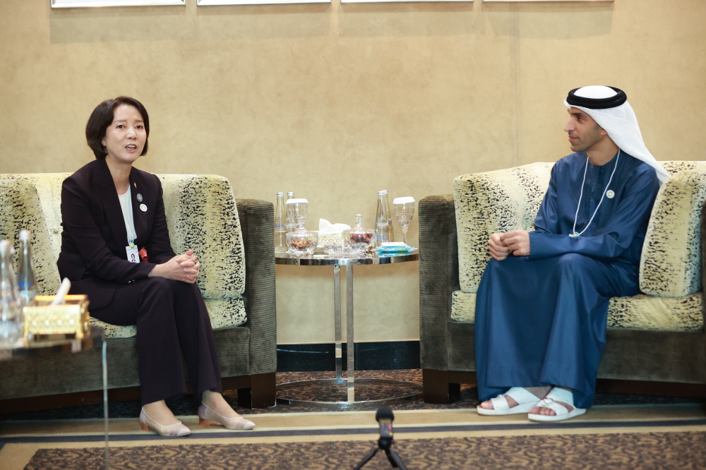 ▲이영 중소벤처기업부 장관이 16일(현지시간) 아부다비 국립전시센터에서 타니 알 제요우디 UAE 무역부 특임장관과 면담을 하고 있다. (사진제공=중소벤처기업부)