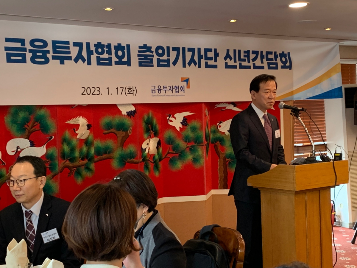 ▲17일 서울 여의도 식당에서 열린 신년 기자간담회에서 서유석 제6대 금융투자협회장이 주요 현안과 계획을 밝히고 있다. 정회인 기자 hihello@
