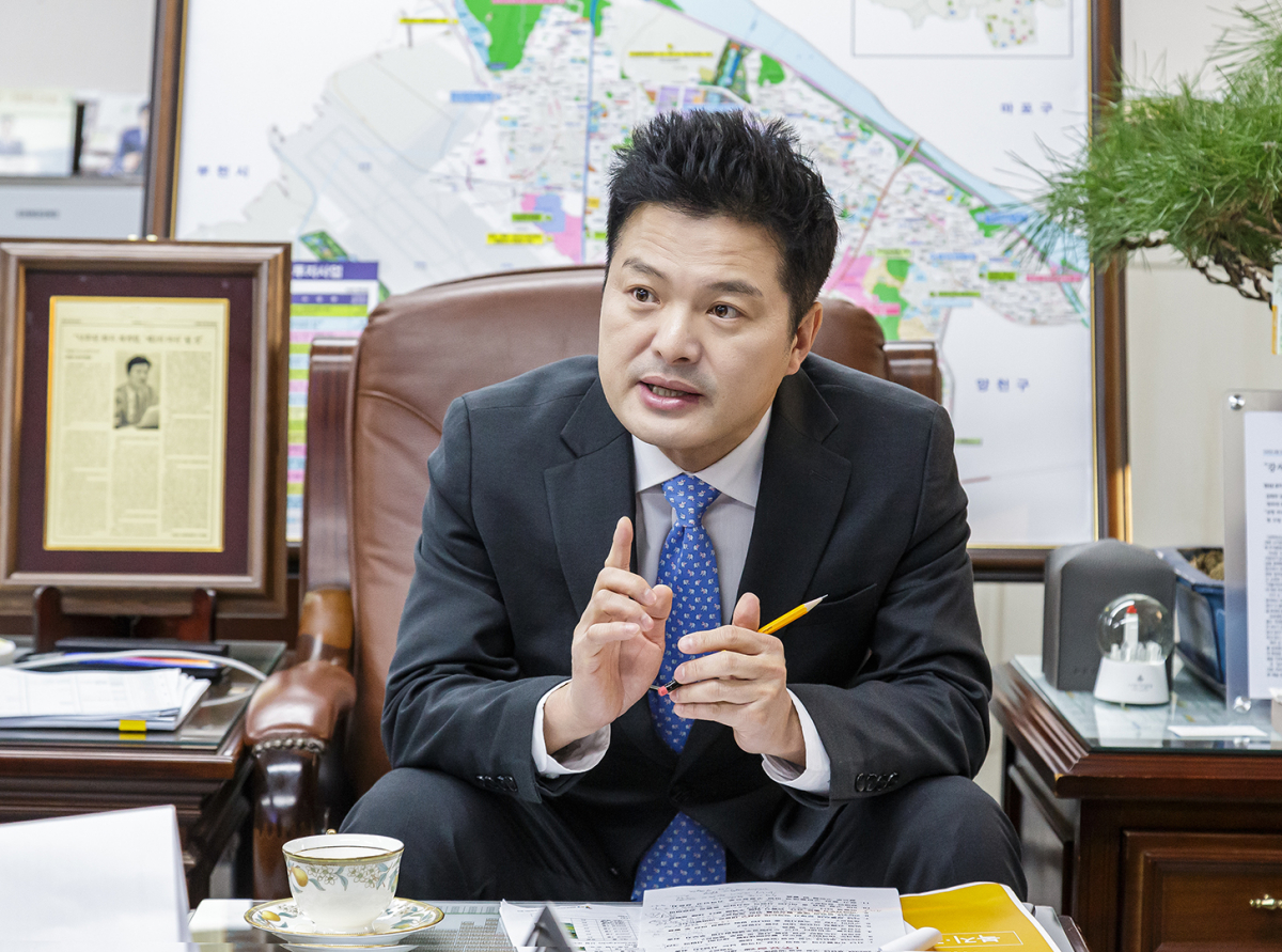 ▲김태우 구청장은 "지금까지 지정된 모아타운 9곳과 도심공공주택복합사업, 국회대로 상부공원화사업에 이어 청사가 이전하고 그 부지에 공공복합문화 시설이 들어서면 화곡동은 자생력을 갖춘 도시로 탈바꿈하게 된다"고 말했다. (사진제공=강서구청)