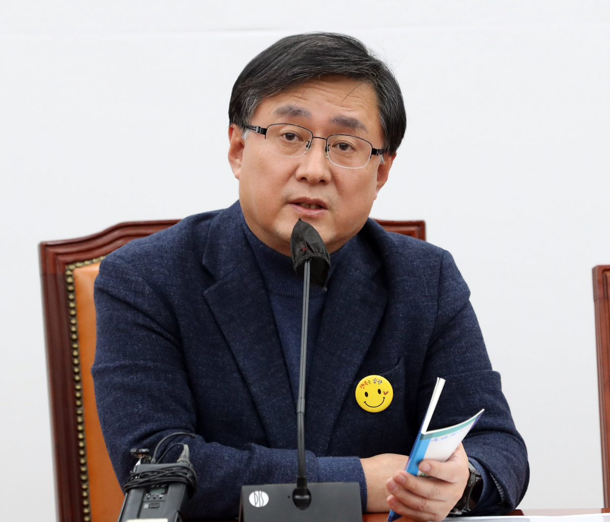 ▲김성환 더불어민주당 정책위의장이 17일 오전 서울 여의도 국회에서 열린 기자간담회에서 발언하고 있다.  (국회사진기자단)