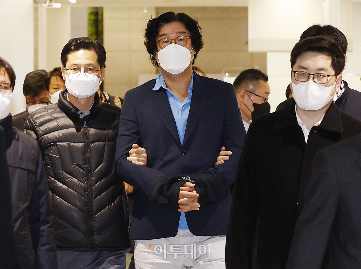 ▲더불어민주당 이재명 대표의 ‘변호사비 대납 의혹’ 핵심 인물인 김성태 전 쌍방울그룹 회장과 양선길(김 전 회장 왼쪽) 현 쌍방울 회장이 17일 오전 인천공항 1터미널로 송환, 수원지검으로 압송되고 있다. (조현호 기자 hyunho@)