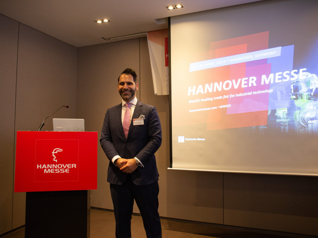▲하노버메세 글로벌 이사 바실리오스 트리안타필로스(Mr. Basilios Triantafillos)가 하노버메세2023의 전시 주제와 각 분야별 주요 논점에 관해 프레젠테이션하고 있다. (사진제공=하노버메세)
