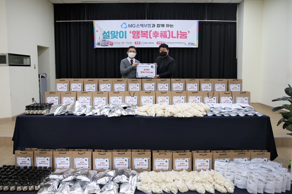 ▲기부식에 참석한 (왼쪽부터)허훈 복지관 사무국장과 백주현 MG손보 사회공헌담당 부장