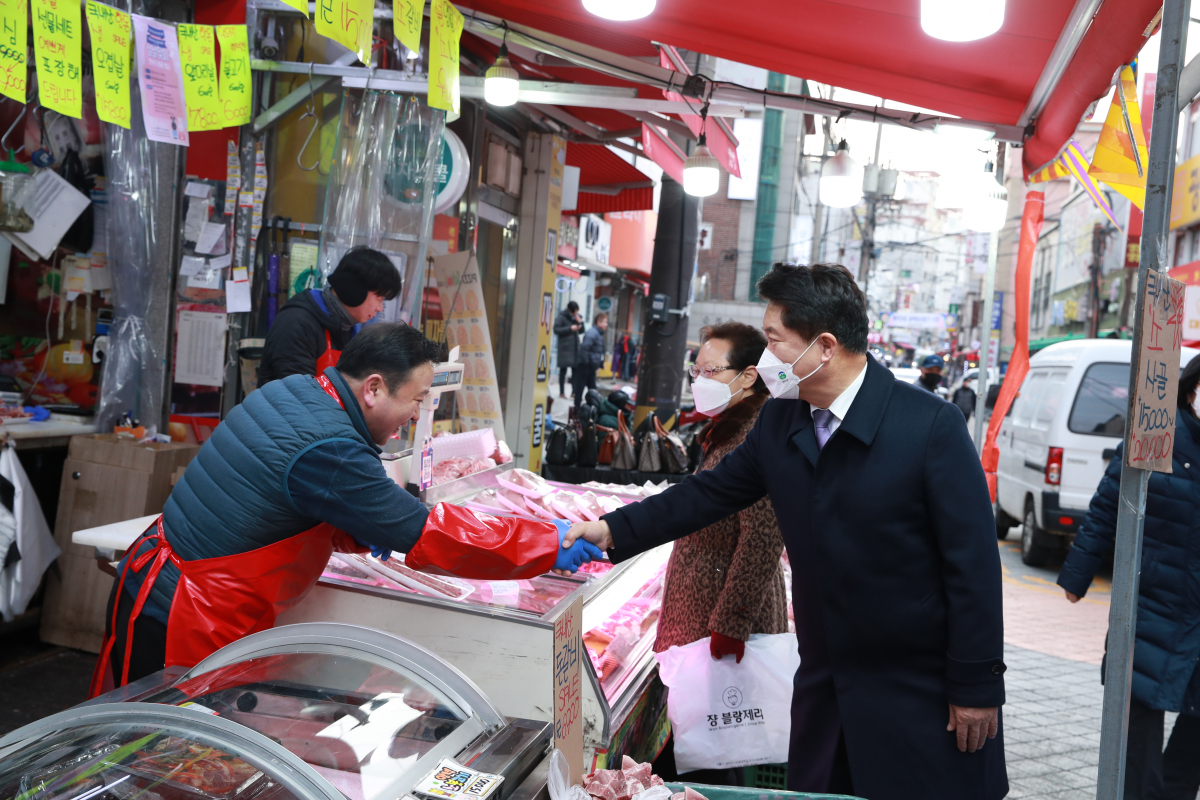 ▲박준희 관악구청장이 17일 설 명절을 앞두고 전통시장을 찾았다. (자료제공=관악구)
