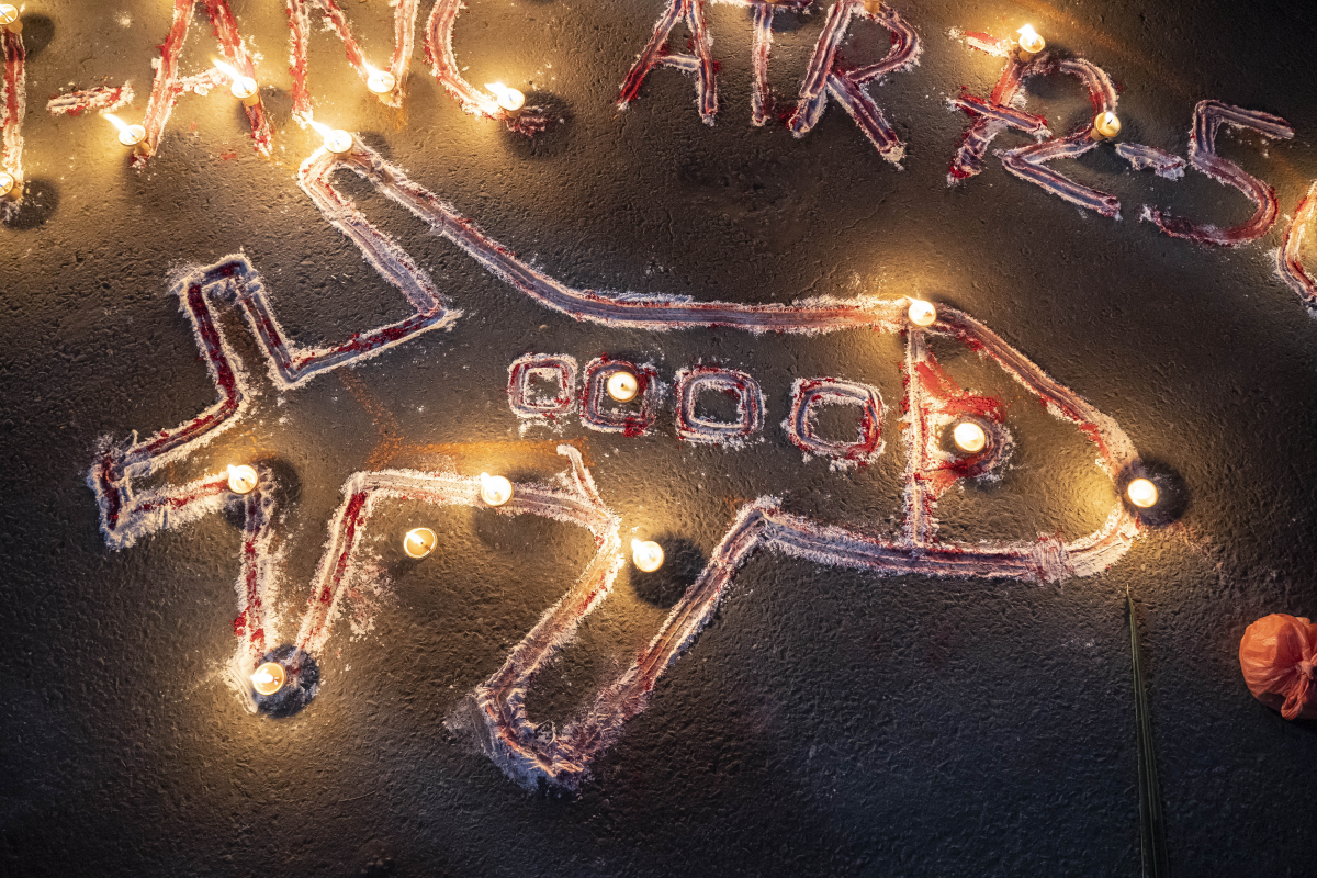 ▲16일(현지시간) 네팔 수도 카트만두에서 대학생들이 여객기 추락사고 희생자들을 기리는 점등식을 진행하고 있다.  (연합뉴스)