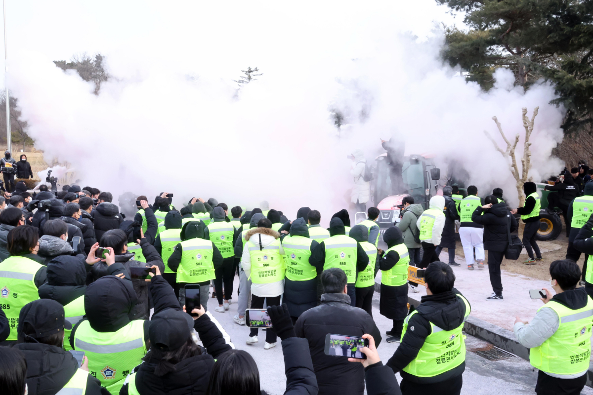 ▲17일 오전 인천시 중구 스카이72 골프앤리조트 앞에서 강제집행을 시도하려는 인천지법 집행관실 관계자들과 이를 막으려는 임차인 측의 용역업체 및 일부 보수단체 회원들이 충돌하고 있다.  (연합뉴스)