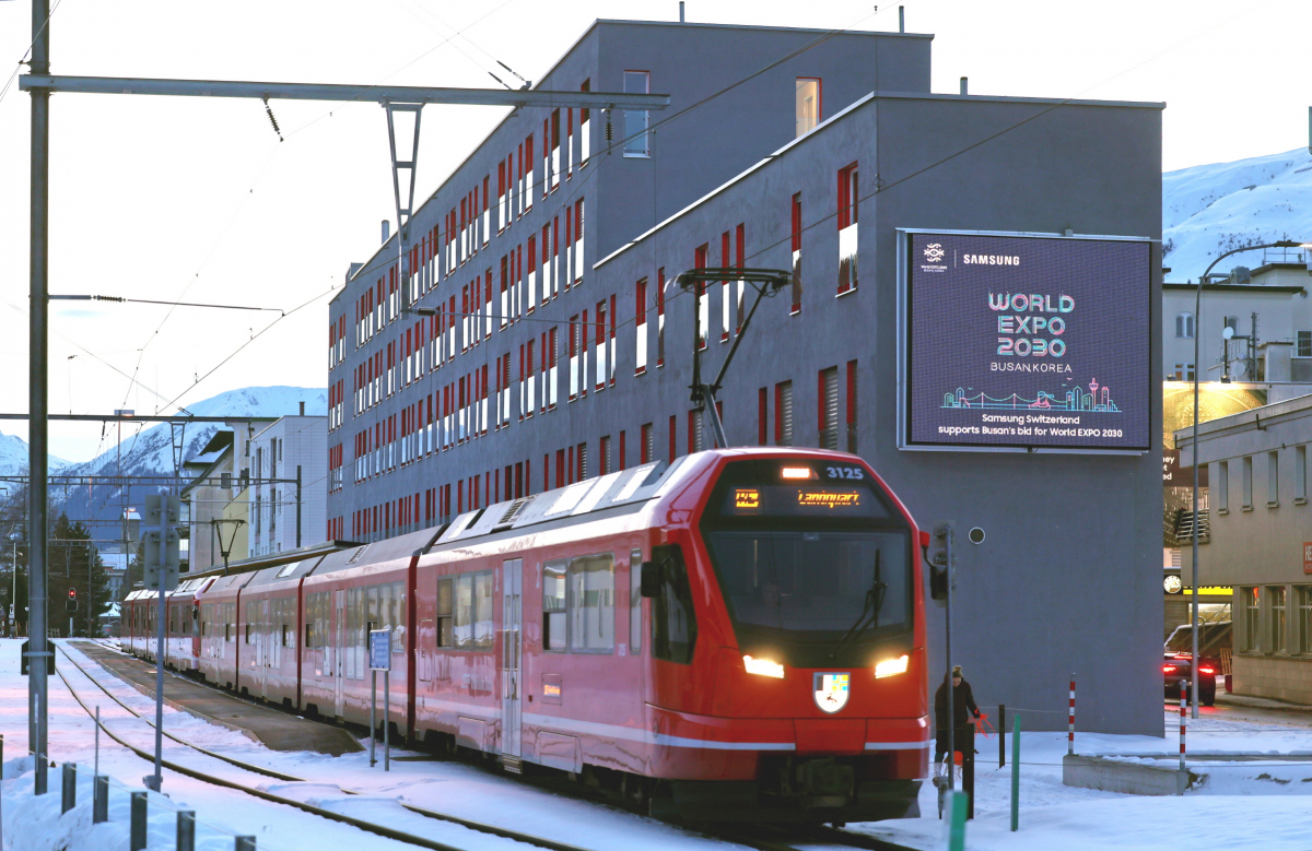 ▲삼성전자가 16~20일 열리는 세계경제포럼(WEF) 연차총회를 맞아 스위스 다보스에서 '부산 엑스포' 응원 메시지를 담은 대형 디지털 옥외광고를 선보이고 있다. (사진제공=삼성전자)