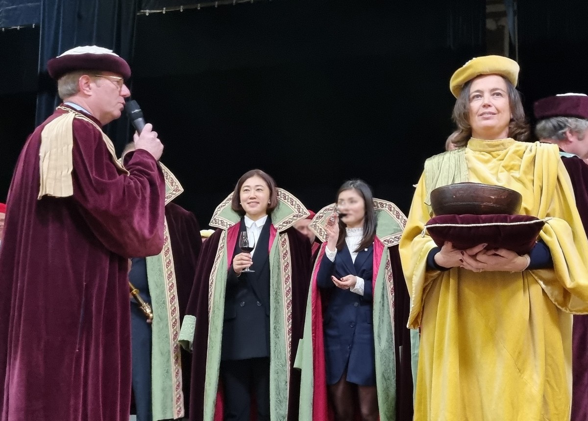 ▲김유미 GS리테일 와인 전문 MD(왼쪽에서 두번째)가 프랑스에서 와인 기사 작위를 받고 있다. (사진제공=GS리테일)