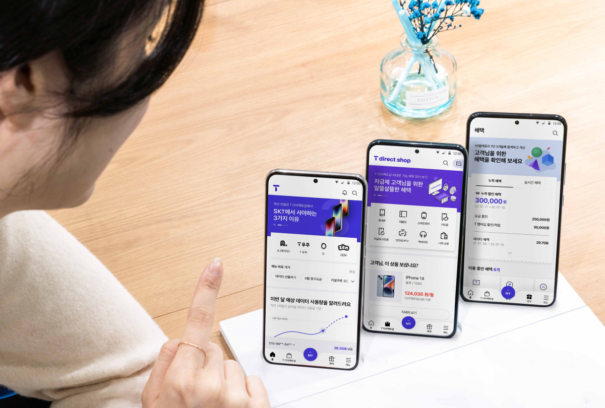 ▲SK텔레콤 홍보모델이 단순 고객 서비스 접점 채널에서 SKT 관련 정보 허브 및종합 포털로 새롭게 변신한 모바일 T월드를 소개하고 있다. (사진제공=SK텔레콤)