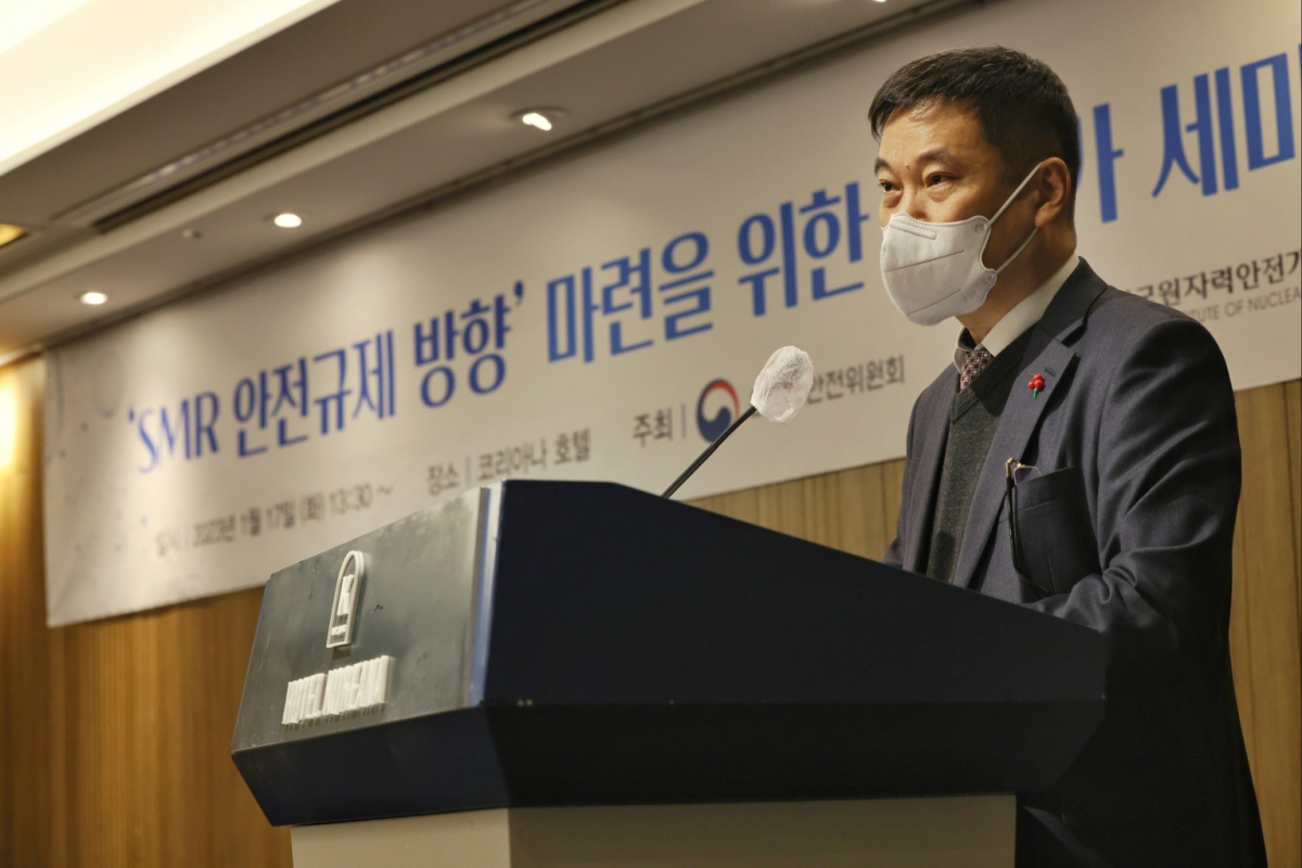 ▲임승철 원자력안전위원회 사무처장이 17일 서울 중구 코리아나호텔에서 열린 ‘SMR(소형모듈형원자로) 안전규제 방향’ 마련을 위한 전문가 세미나에 참석해 인사말을 하고 있다. (사진제공=원자력안전위원회)