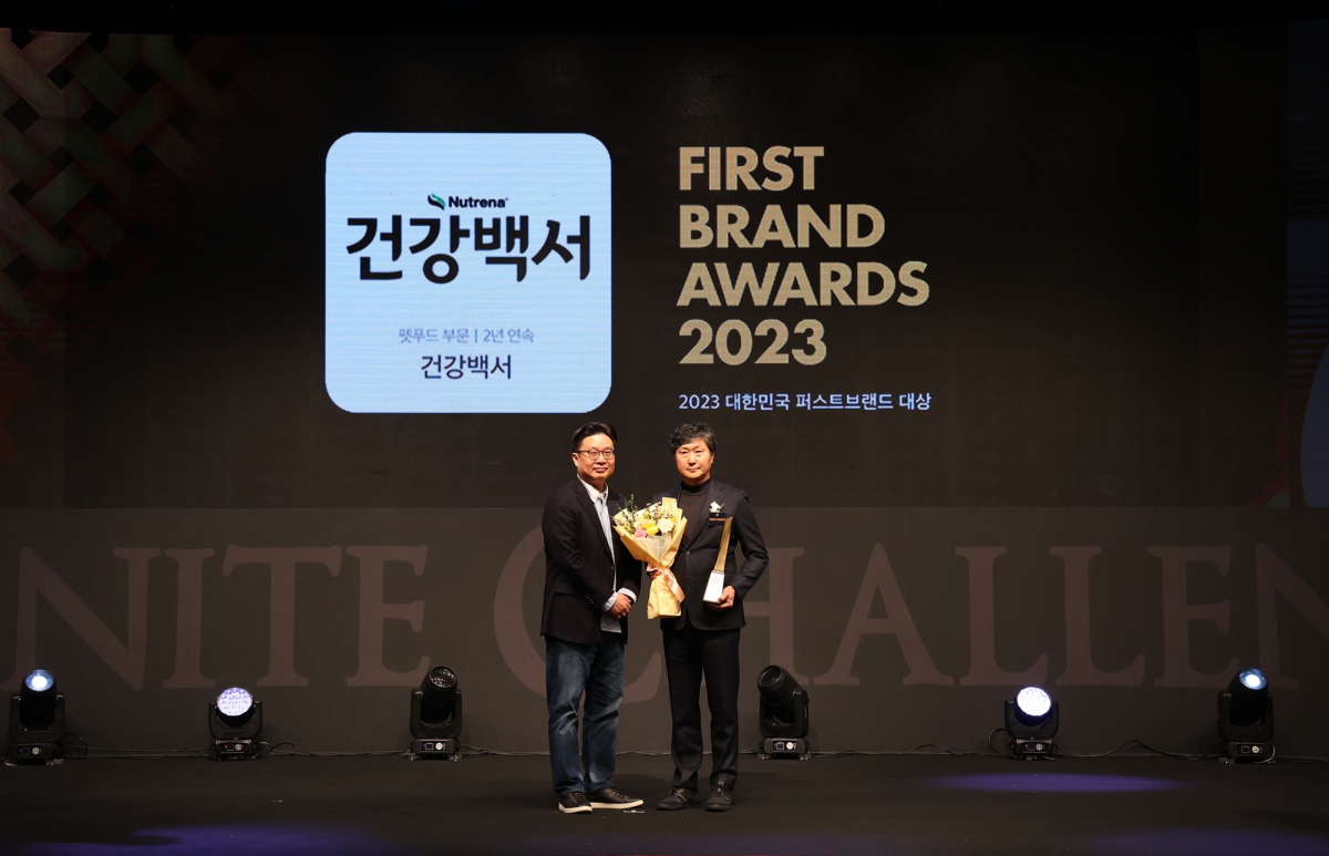 ▲서경덕 한국소비자포럼 소비자위원장(왼쪽)과 황윤석 카길애그리퓨리나 펫케어 사업부 본부장(오른쪽)이 17일, 신라호텔 다이너스티홀에서 진행한 ‘2023 대한민국 퍼스트브랜드 대상’ 시상식서 펫푸드 부문 대상을 수상하며 기념 촬영을 하고 있다. (사진제공=카길애그리퓨리나 )