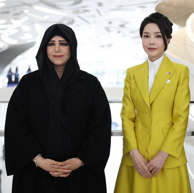 ▲김건희 여사가 17일(현지시간) 셰이크 무함마드 빈 라시드 알막툼 UAE 총리 겸 두바이 군주의 딸인 셰이카 라티파 빈트 모하메드 알 막툼 공주와 두바이 미래박물관에서 기념촬영을 하고 있다.