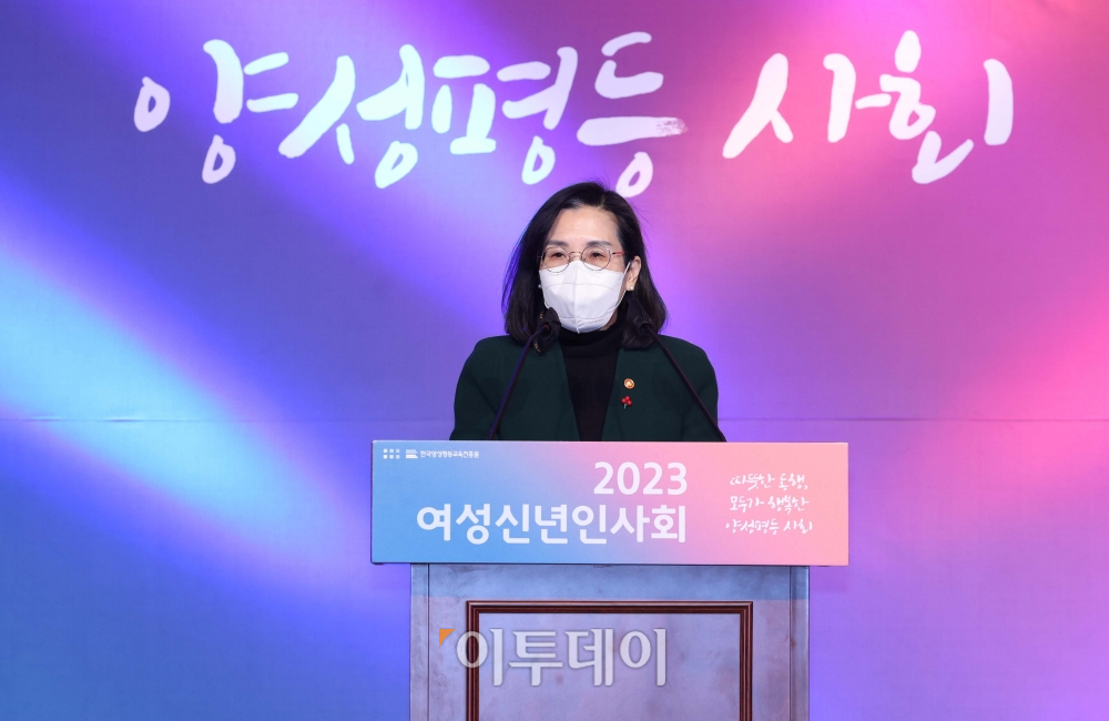 ▲김현숙 여성가족부 장관이 18일 서울 용산구 백범김구기념관에서 열린 ‘2023 여성신년인사회’에서 환영사를 하고 있다. 신태현 기자 holjjak@