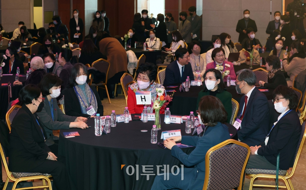 ▲18일 서울 용산구 백범김구기념관에서 열린 ‘2023 여성신년인사회’에서 김현숙 여성가족부장관과 김덕헌 이투데이 대표이사 등 내빈들이 대화하고 있다. 신태현 기자 holjjak@