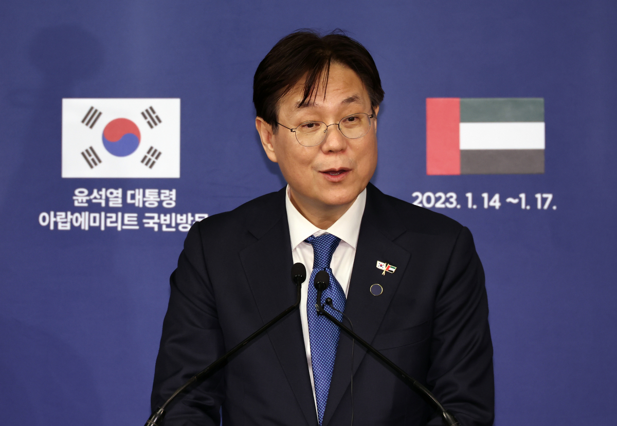 ▲대통령실 이관섭 국정기획수석이 15일(현지시간) 아랍에미리트(UAE) 아부다비의 그랜드 하얏트 호텔에 마련된 프레스센터에서 한-UAE 정상회담 결과 브리핑을 하고 있다. (연합뉴스)