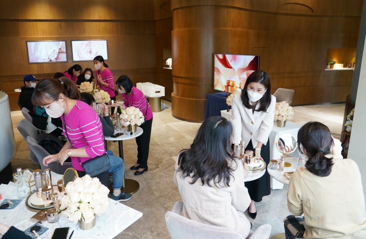 ▲롯데면세점이 내국인 최상위 VIP 고객을 대상으로 랑콤 뷰티 클래스를 진행하고 있다. (사진제공=롯데면세점)