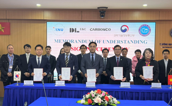 ▲18일 베트남 하노이광업지질대학교에서 열린 ‘탄소광물 플래그십 사업 양해각서 체결식’에서 참석자들이 기념촬영을 하고 있다 (사진제공=DL이앤씨)