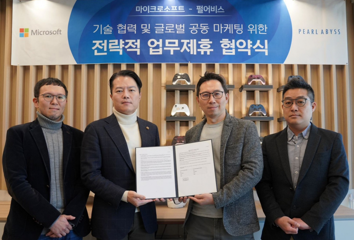 ▲안재훈 한국마이크로소프트 게이밍 총괄 팀장(왼쪽부터), 고광범 한국마이크로소프트 엔터프라이즈 커머셜 사업부문장, 김경만 펄어비스 최고사업책임자(CBO), 진용운 펄어비스 사업개발실 실장이 협약 체결 후 기념사진을 찍고 있다.  (사진제공=펄어비스)