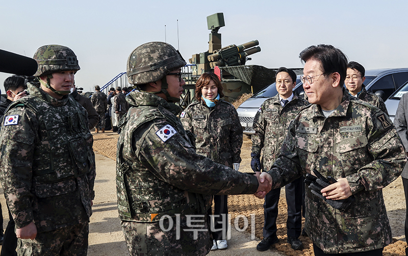 ▲ 이재명 더불어민주당 대표가 19일 경기도 파주시 소재 방공부대를 방문해 단거리 지대공 유도미사일 천마 등을 살펴본 뒤 장병들을 격려하고 있다. 이날 이 대표가 방문한 곳은 지난해 12월 우리 영공을 침범한 북한 무인기를 최초로 식별한 부대다. (고이란 기자 photoeran@ / 국회 사진 취재단)