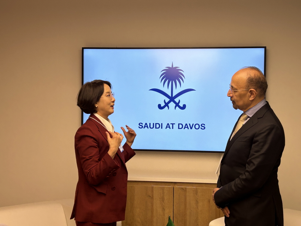 ▲이영 중소벤처기업부 장관이 18일(현지시간) 스위스 다보스에서 칼리드 빈 압둘아지즈 알 팔레 사우디 투자부 장관을 만나 우리 중소기업과 스타트업의 중동 진출 확대 방안을 논의하고 있다. (사진제공=중소벤처기업부)