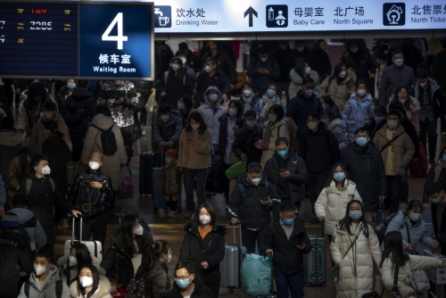 ▲중국인들이 춘절 연휴를 맞아 18일 기차를 타기 위해 이동하고 있다. 베이징(중국)/AP연합뉴스
