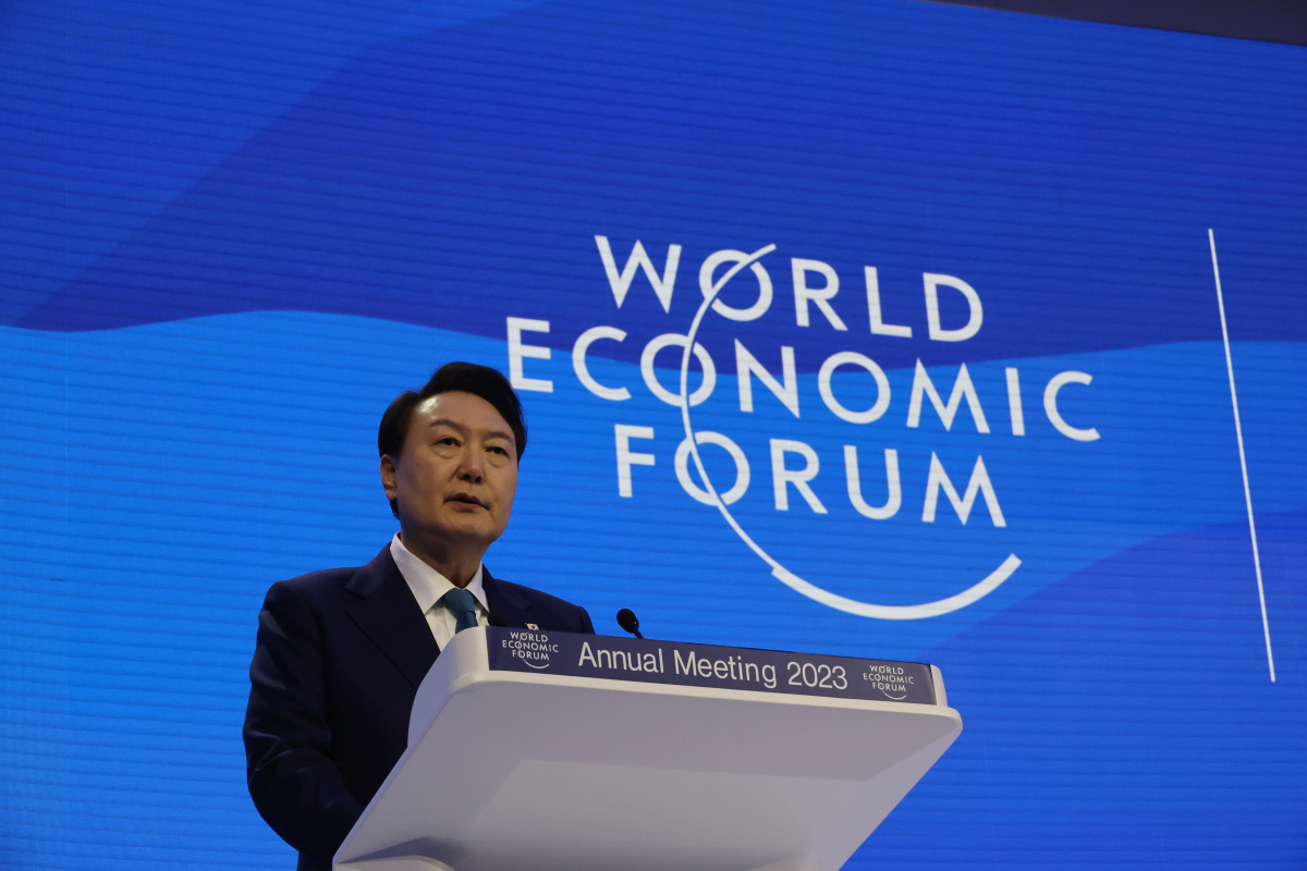 ▲윤석열 대통령이 19일(현지시간) 스위스 다보스에서 열린 2023 세계경제포럼(WEF·다보스포럼) 연차총회 단독 특별연설에서 '행동하는 연대를 위하여'를 주제로 연설하고 있다. 이번 정상 특별연설은 2010년 이명박 전 대통령, 2014년 박근혜 전 대통령에 이어 9년 만에 대면으로 이뤄졌다. (연합뉴스)