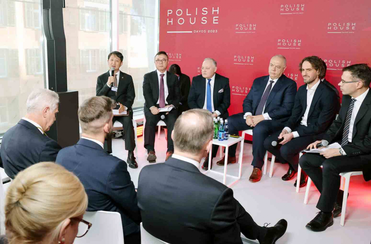 ▲안덕근 산업통상자원부 통상교섭본부장(정면 왼쪽)이 18일(현지시간) 폴리쉬 하우스(Polish House) 토론행사에서 한국 원자력 발전소의 우수성을 설명하고 있다. (사진제공=산업통상자원부)