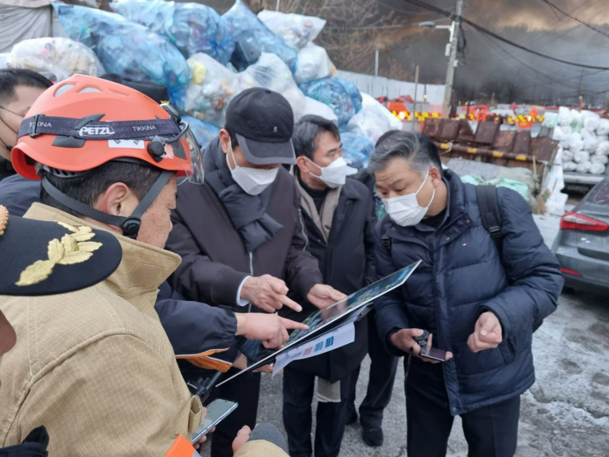 ▲오세훈 서울시장이 20일 오전 서울 구룡마을 화재 현장에서 현장을 지휘 중이다.
(사진제공=서울시)