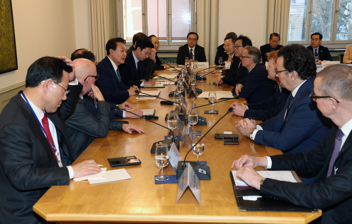 ▲스위스를 방문 중인 윤석열 대통령이 19일(현지시간) 취리히 연방공과대학에서 열린 '양자 석학과의 대화'에서 발언하고 있다.  (연합뉴스)