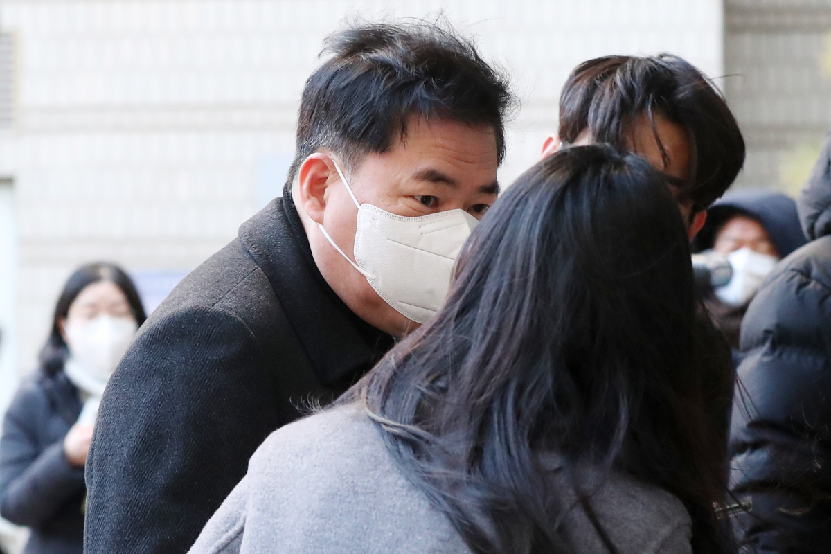 ▲ 유동규 전 성남도시개발공사 기획본부장이 20일 오전 서울 서초구 서울중앙지법에서 열린 대장동 개발 사업 로비·특혜 의혹 관련 공판에 출석하고 있다. (공동 취재 사진. 이투데이 DB)