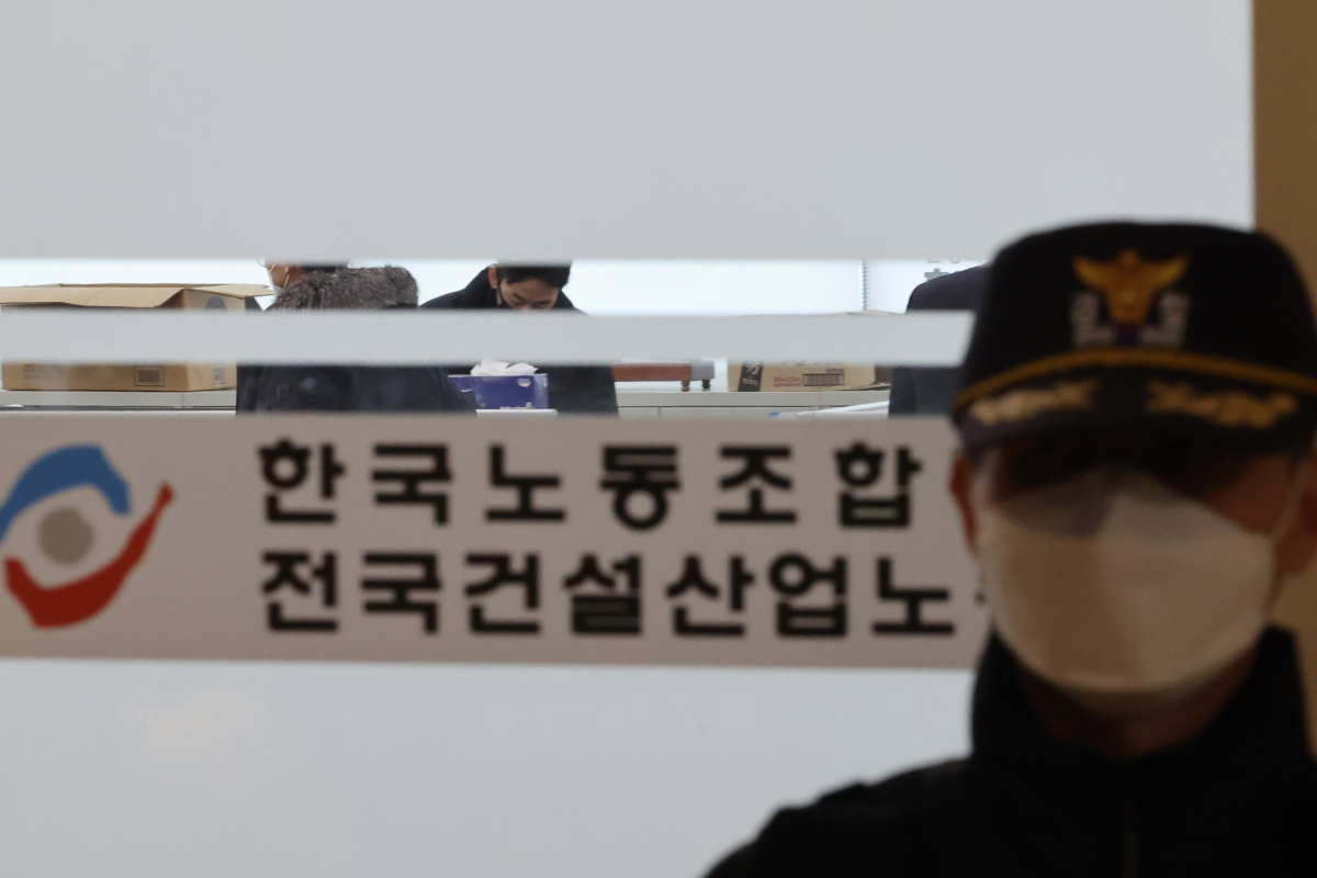 ▲1월 19일 서울 금천구 한국노동조합총연맹 전국건설산업노동조합 서울경기지부에서 경찰 관계자들이 건설 현장 불법 행위 관련 압수수색을 하고 있다. 서울경찰청 강력범죄수사대는 19일 한국노총, 민주노총 8개 사무실과 자택 등 총 16곳에 대해 압수수색을 진행 중이라고 밝혔다. (뉴시스)