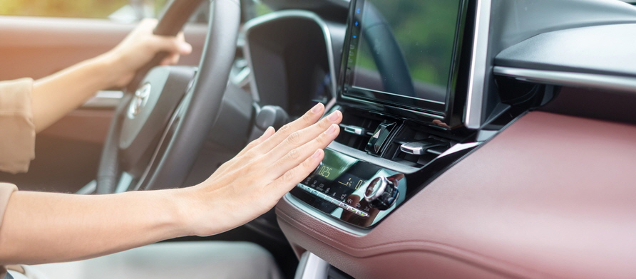 ▲실내 온도 역시 적절하게 조절하는 노하우가 필요하다. 한여름, 도착 5분 전 에어컨 작동을 멈추고 송풍기만 작동해도 연비는 개선된다.  (게티이미지)