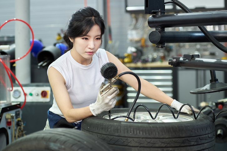 ▲타이어 공기압 역시 연비에 큰 영향을 미친다. 주기적인 점검은 필수다.  (게티이미지)