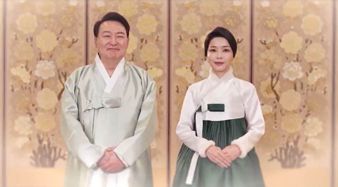 ▲윤석열 대통령 부부, 설 명절 영상 메시지. 윤석열 대통령 부부가 21일 영상으로 설 인사를 전하고 있다.  (대통령실 제공)