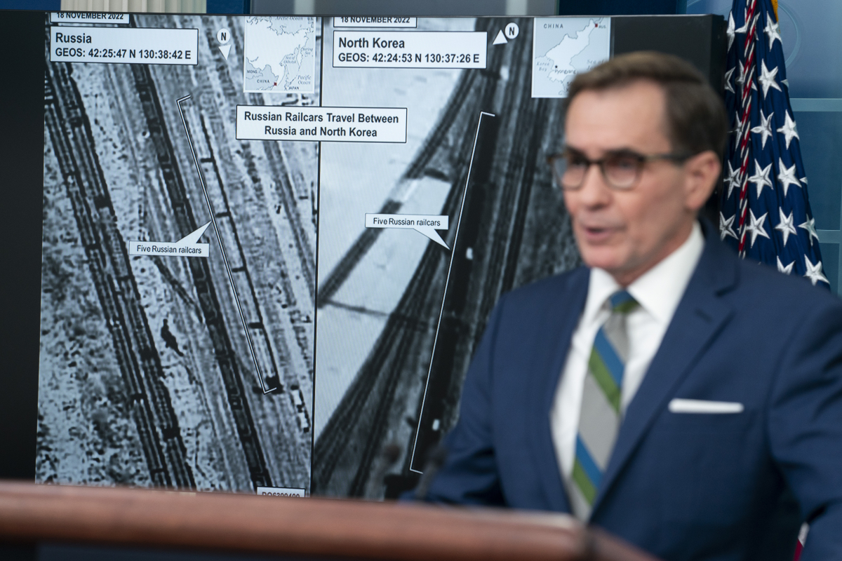 ▲존 커비 백악관 국가안전보장회의(NSC) 전략소통조정관이 백악관 브리핑에서 북한이 러시아 와그너그룹에 무기를 전달했다는 미국의 주장을 뒷받침하는 위성 이미지를 공개하며 설명하고 있다. 워싱턴D.C/AP뉴시스