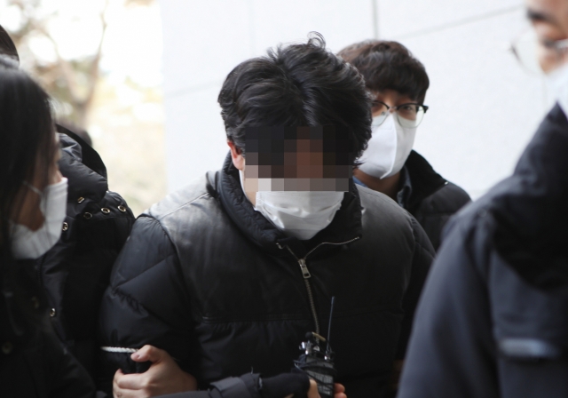 ▲음주운전으로 오토바이 배달원을 치어 숨지게 한 뒤 달아난 혐의를 받는 40대 의사 A씨가 21일 오후 구속 전 피의자 심문(영장실질심사)을 위해 법원에 들어서는 모습. (연합뉴스)