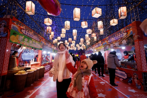▲중국 춘절을 앞두고 베이징에서 21일 열린 행사에 사람들이 참여하고 있다. 베이징(중국)/로이터연합뉴스
