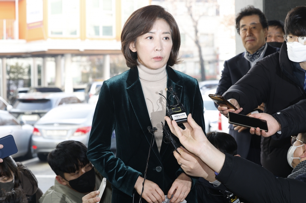 ▲대통령 직속 저출산고령사회위원회 부위원장직 사의를 표명한 나경원 전 국민의힘 의원이 11일 오전 서울 동작구청에서 열린 '2023년 동작구청 신년인사회'에 참석하며 취재진의 질문에 답하고 있다. 조현호 기자 hyunho@ (이투데이DB)