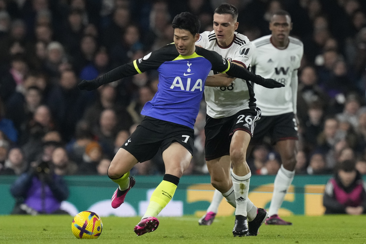 ▲토트넘의 손흥민(왼쪽)이 24일(한국시간) 런던 크레이븐 코티지 스타디움에서 열린 풀럼과의 경기에서 풀럼의 주앙 팔리냐의 제지를 받고 있다. AP=연합뉴스