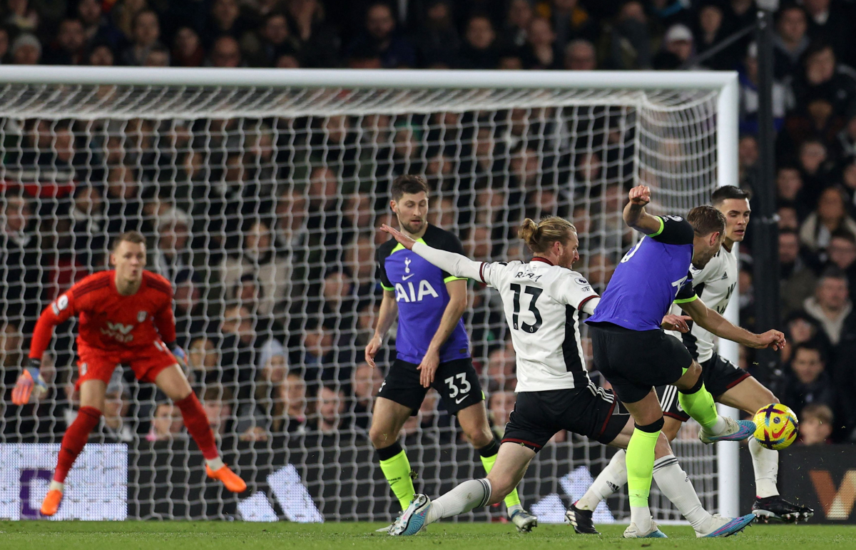 ▲토트넘의 해리 케인이 24일(한국시간) 런던 크레이븐 코티지 스타디움에서 열린 풀럼과의 경기에서 전반 46분 손흥민의 도움을 받아 페널티아크에서 때린 오른발 터닝 슈팅으로 손케듀오 44호 합작골을 기록했다. AFP=연합뉴스